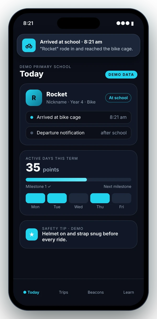 Demo parent app screen with an arrival-at-school notification, a child nickname profile and active-day points progress (fictional demo data)